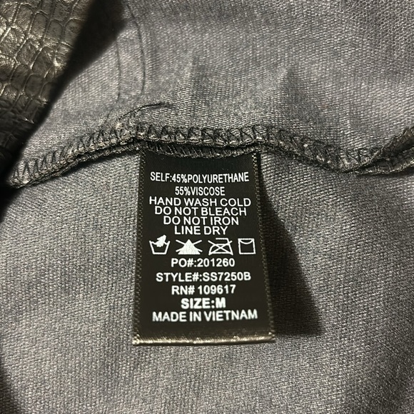 Shinestar Women's Faux Leather Belted Mini Skirt
Black Size M - Picture 8 of 9